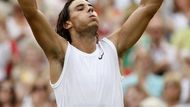 Španěl Rafael Nadal se raduje z postupu do finále. Na titul zatím ve Wimbledonu nedosáhl.