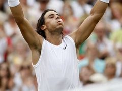 Španěl Rafael Nadal se raduje z postupu do finále. Na titul zatím ve Wimbledonu nedosáhl.