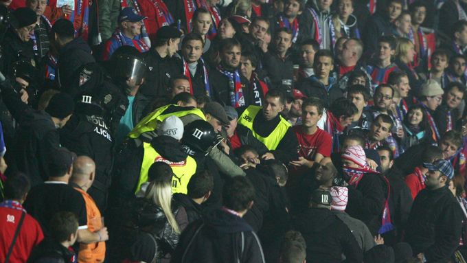 Policie musela kvůli potyčkám na tribunách zasahovat i během zápasu.