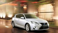 Lexus CT (9 prodaných kusů) - Malý, hybridní a drahý. To je luxusní hatchback Lexus CT, kterého navíc trápí slabší dynamika a ne právě pěkný zvuk vytočené bezstupňové převodovky. Mnohem lepší volbou je větší model IS. I proto CT koupilo jen devět řidičů.