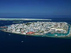 Ať už vlivem člověka, nebo ne, hladiny moří stoupají. Maledivy tak hledají, kam přemístit vlastní populaci