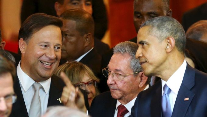 Prezident Panamy Varela, prezident Kuby Castro a prezident USA Obama na americkém summitu.