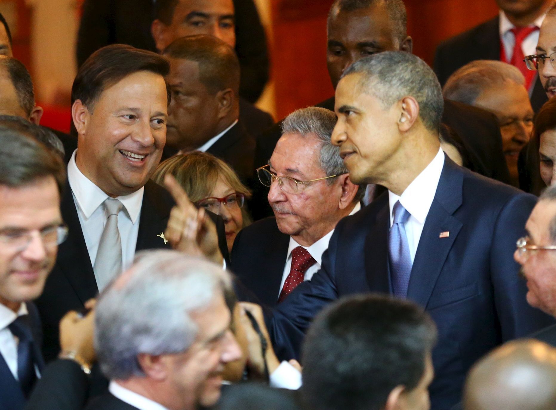 Prezident Panamy Varela, prezident Kuby Castro a prezident USA Obama na americkém summitu.