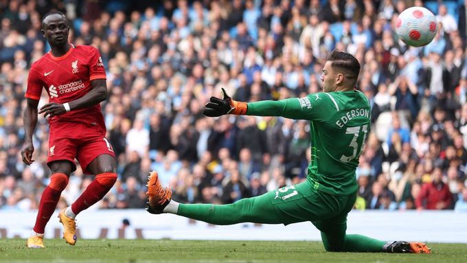 Sadio Mané z Liverpoolu překonává brankáře Manchesteru City Edersona, čímž stanovil skóre šlágru anglické ligy na 2:2