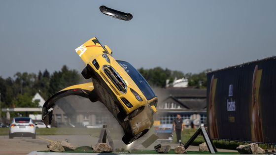 Jak bourají elektromobily. Pojišťovna to vyzkoušela, pro efekt nechala Teslu "hořet"