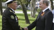 Ruský premiér Vladimir Putin s válečným veterán v černomořském přístavu Novorosijsk.