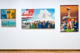 Na snímku z výstavy je uprostřed Šafránkův obraz Vítání bratrské delegace na Ruzyňském letišti z let 1975 až 1977. Galerie ho vloni zakoupila do sbírek.