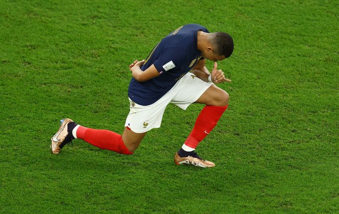 Kylian Mbappé slaví gól v osmifinále MS 2022 Francie - Polsko