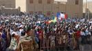 People gather to greet French President Francois Hollande during his two-hour-long visit to Timbuktu February 2, 2013. Malians chanting "Thank you, France!" mobbed Hollande on Saturday as he visited the desert city of Timbuktu, retaken from Islamist rebels, and pledged France's sustained support for Mali to expel jihadists. REUTERS/Benoit Tessier (MALI - Tags: POLITICS CIVIL UNREST CONFLICT) Published: Úno. 2, 2013, 3:59 odp.