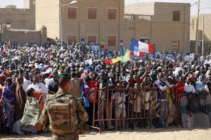 People gather to greet French President Francois Hollande during his two-hour-long visit to Timbuktu February 2, 2013. Malians chanting "Thank you, France!" mobbed Hollande on Saturday as he visited the desert city of Timbuktu, retaken from Islamist rebels, and pledged France's sustained support for Mali to expel jihadists. REUTERS/Benoit Tessier (MALI - Tags: POLITICS CIVIL UNREST CONFLICT) Published: Úno. 2, 2013, 3:59 odp.