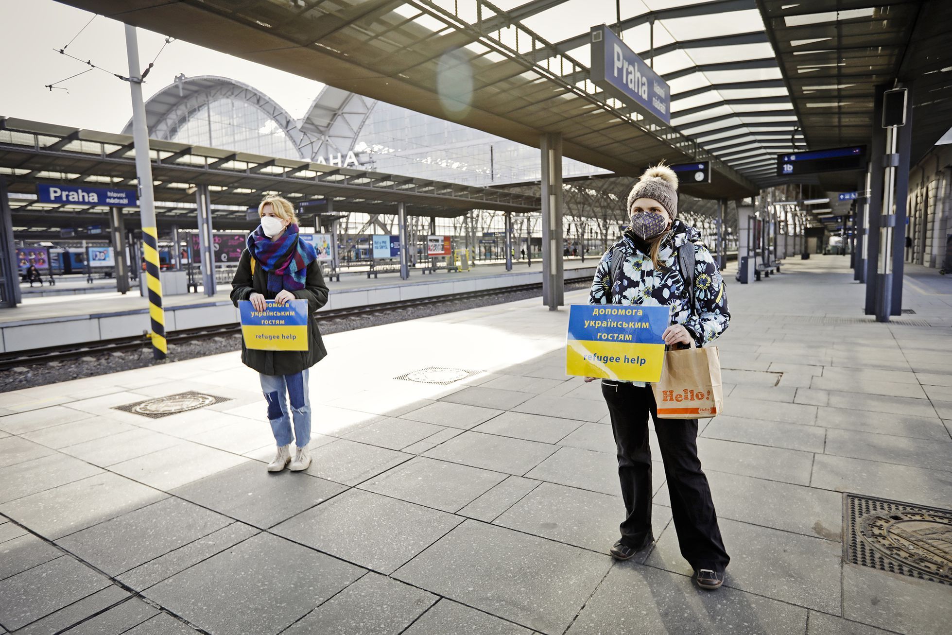 Foto / Hlavní nádraží v Praze / Ukrajina / asistenční centrum, info stánek, uprchlíci, dobrovolníci, Ukrajina, Iniciativa Hlavák