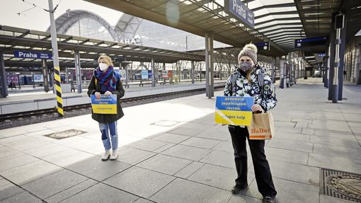Ozvěny válečného konfliktu na Ukrajině na Hlavním nádraží v Praze, kde funguje rovněž asistenční výpomoc pro uprchlíky z Ukrajiny.