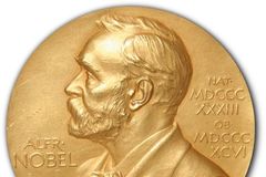 Vědec vydražil Nobelovu medaili. Peníze dá na vědu a charitu
