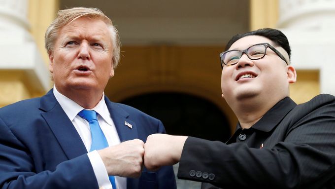 Dvojníci Donalda Trumpa a Kim Čong-una.