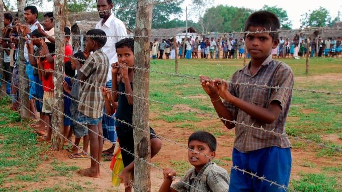 Mladí Tamilové v uprchlickém táboře Menikfam Vanni nedaleko města Chettekulam na severu Srí Lanky. Jedni z mnoha, kteří čekají, až se budou moci začlenit do zbytku společnosti na Srí Lance