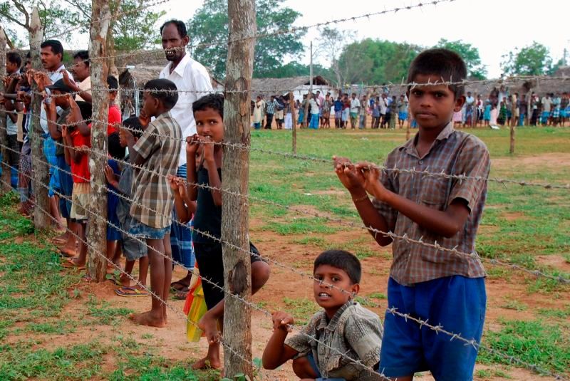 Mladí Tamilové v uprchlickém táboře