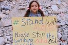 Světe, nechci zemřít, zachraň mě, tweetuje dívenka z Aleppa. Na Twitteru ji sleduje 300 tisíc lidí