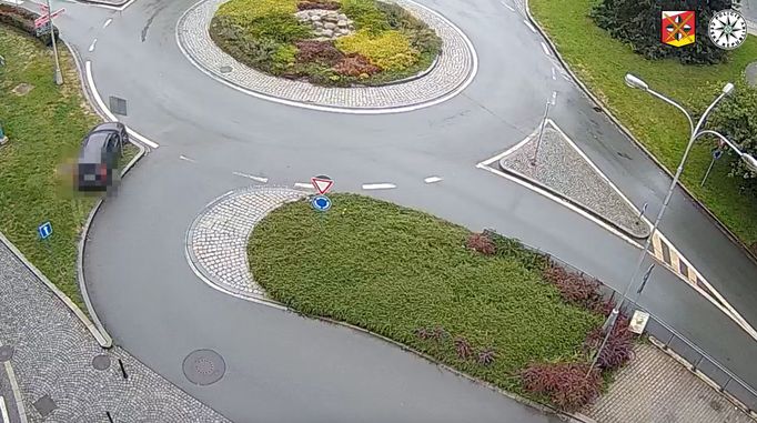 Opila žena nabourala na kruhovém objezdu i na rovince, policie pomalu nedokázala ani nadýchat.