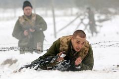 Příměří není, ukrajinští vojáci odolávají v kotli Debalceve