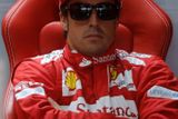 Alonso před kvalifikací.... jako velkký šéf.