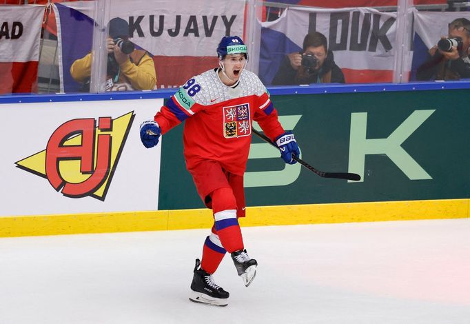 Martin Nečas slaví gól v zápase MS 2025 Česko - USA