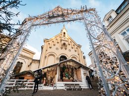 V Karlových Varech stojí jediný Vánoční dům v Česku, je plný lidských příběhů