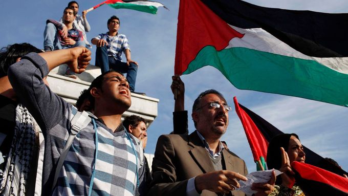 Palestinci oslavují dohodu mezi Fatahem a Hamásem.