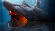 Podaří se dívce uniknout z čelistí žraloka stylizovaného do pancéřové ponorky?