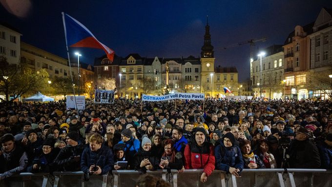 Na Masarykovo náměstí dorazilo na setkání s Petrem Pavlem několik tisíc lidí.