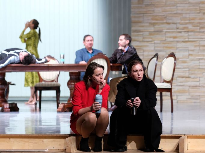 Pavla Beretová jako dcera Anna a Zuzana Stivínová v roli Vassy Železnovové.