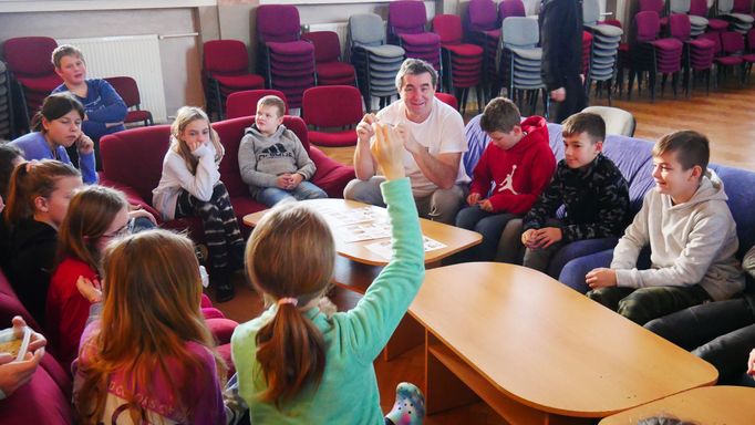 Ředitel školy Vlastimil Ondra při jedné z přestávkových debat s žáky před letošními prezidentskými volbami na Základní škole Josefa Bublíka v Bánově