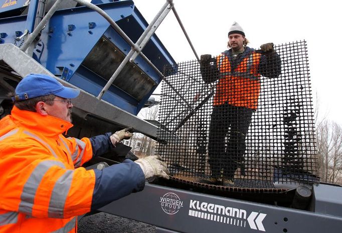 Palivo pro elektrárny nesmí obsahovat části o průměru větším než 3cm. Co nepropadne sítem, je z paliva vyřazeno.