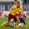 EL, Schalke 04-Sparta: Sascha Riether - Petr Jiráček a Lukáš Mareček (11)