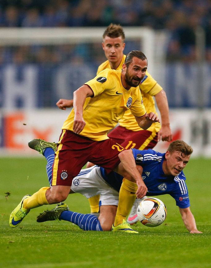 EL, Schalke 04-Sparta: Sascha Riether - Petr Jiráček a Lukáš Mareček (11)