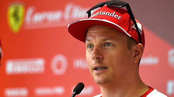 Podívejte se na to, jak bude v příští sezoně vypadat startovní listina formule 1. Až na nejslabší stáj Manor Marussia jsou totiž všechny sedačky už obsazené.