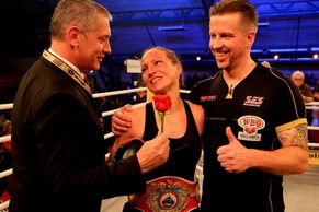 Růže pro německou královnu, české boxerské princezny rozdávaly radost i KO