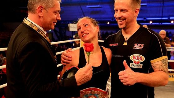 V německé Desavě v sobotu večer vládl profesionální box. A tomu pak německá královna Ramona Kühneová a české princezny Fabiana Bytyqi a Lucie Sedláčková.