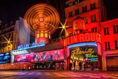 Pařížský kabaret Moulin Rouge prodává tři noclehy po jednom euru