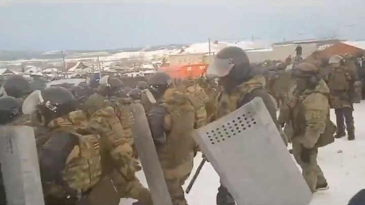 V ruské Ufě lidé demonstrovali na podporu uvězněného aktivisty. Policie tvrdě zasáhla