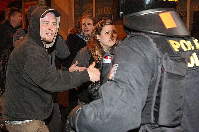 Zatímco se policisté zabývali anarchisty, průvod s pravicovými radikály nerušeně pokračoval v pochodu. Extremisté si zásah proti anarchistům pobaveně natáčeli a fotili.