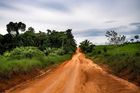 Transamazonská dálnice prochází středem amazonského deštného pralesa a u nás bychom ji dálnicí rozhodně nenazývali, protože jen malá část z jejích několika tisíc kilometrů je vyasfaltována. Takto vypadá silnice z Realidade do Porto Velho.
