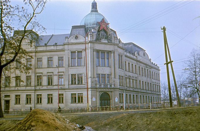 Reprezentativní Okresní dům patříval okresní samosprávě, nyní v něm sídlí krajský úřad. České Budějovice, duben 1964.