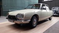 Citroën GS je menší než jeho tři kolegové, stále ale jde o rodinný vůz. Optikou dnešních rozměrových segmentů je možné zařadit jej s délkou do 4,2 metru do nižší střední třídy. Ve výrobě se sedan držel mezi lety 1970 a 1986, přičemž v roce 1979 přišel facelift a s ním karoserie typu hatchback, jméno GSA a přizpůsobení designu tehdejším trendům. Vedle základní karoserie se nabízelo také kombi. Toto konkrétní auto vzniklo v roce 1971 a ze stejného roku se může celá řada pochlubit titulem Auto roku. Ve výběru se objevuje proto, že i tady technici použili hydropneumatické odpružení, s nímž vůz jezdí jako po létajícím koberci.