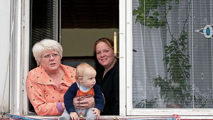 Paní Kovárnická bydlí v přízemí panelového domu, kde vichřice utrhla plechovou střechu.