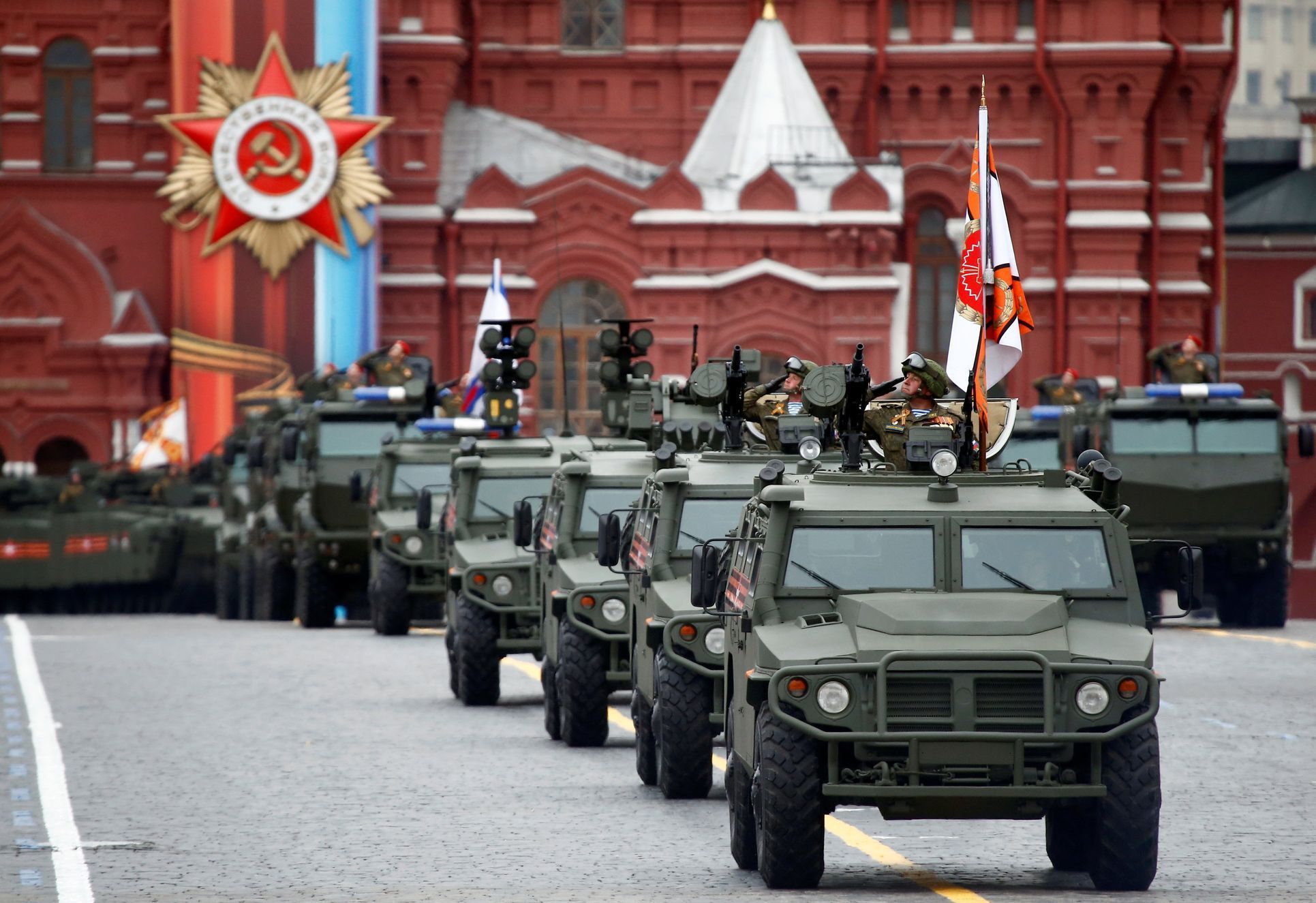 Vojenská přehlídka v Moskvě k oslavám Dne vítězství.