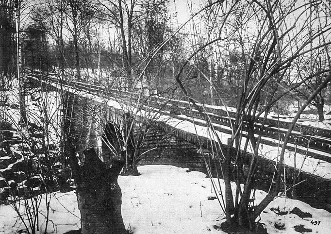 Opuštěné těleso lanovky na Petřín s kolejemi a ozubnicí v roce 1931.