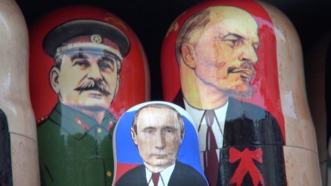 Suvenýry s obrázkem Putina jdou v Rusku na dračku