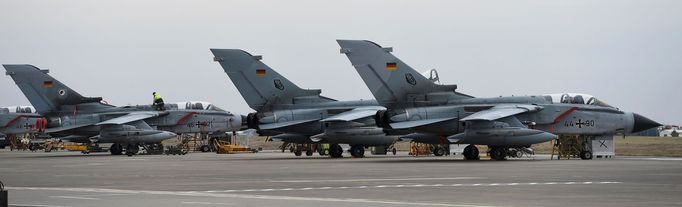 Bojové letouny Tornado německého letectva na základně Incirlik v Turecku. Odtud startují k monitorovacím misím v Sýrii.