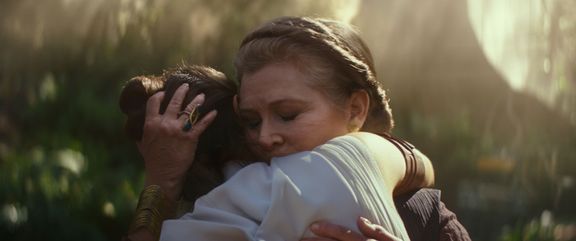 Leia Organa hraná Carrie Fisherovou (vpravo) objímá Rey v podání Daisy Ridleyové.