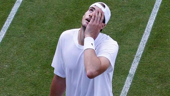 John Isner už se jednou do historických tabulek zapsal, nejdelším zápasem ve Wimbledonu